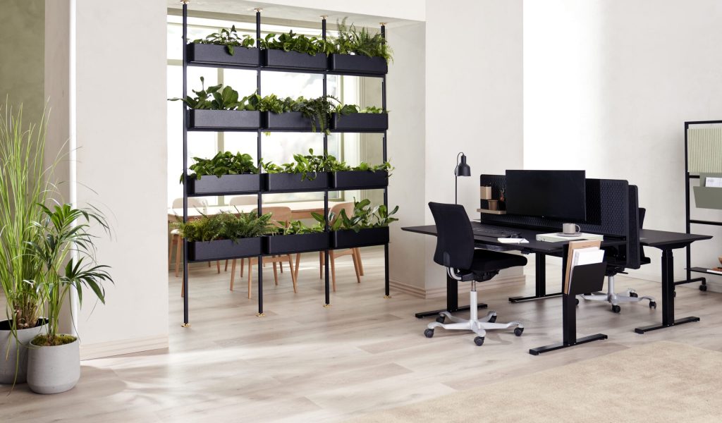 APTO Extend Wall with plants. Office environment